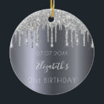 Silberner Glitzer zum Geburtstag glänzt von Freund Keramik Ornament<br><div class="desc">Ein Ornament für eine mädchenhafte und glamouröse 21. Geburtstag als Geschenk ihrer Freunde oder Eltern. Ein Imitat silber metallisch aussehender Hintergrund mit Imitaten Glitzer Tropfen, Farbe Tropflook. vorne: Personalisieren und fügen Sie ein Datum, einen Namen und ein Alter. Der Name ist in Weiß geschrieben mit einem modernen handgeschriebenen Schriftsatz. Rückseite:...</div>