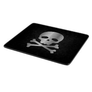 Silberner Piratenschädel auf schwarzem Hintergrund Schneidebrett
