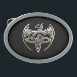Silberner und schwarzer DracheTrine Celtic knotet Ovale Gürtelschnalle<br><div class="desc">Ein schöner glänzender silberner weißer Drache mit den Flügeln,  die mit drei verbreitet wurden und verziert waren,  zeigte Knoten,  den Körper,  der in einen dritten dreifachen Knoten auf einem schwarzen Hintergrund sich windt.</div>