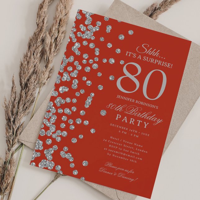Silbernes Glitter-Überraschung 80. Geburtstag Rot Einladung (Silver Glitter Surprise 80th Birthday Red Invitation)