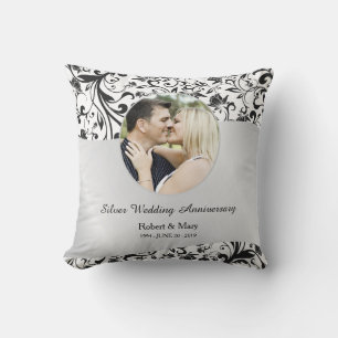 Silbernes Hochzeitstuch mit schwarzem Wirbel & Sil Kissen