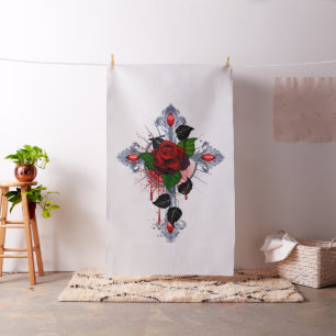 Silbernes Kreuz mit einer roten Rose Stoff
