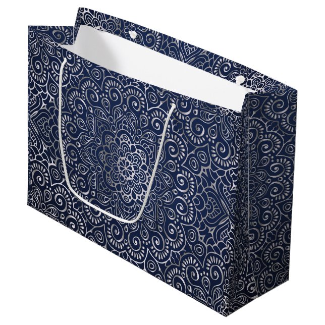 Silbernes Mandala Große Geschenktüte (Vorderseite Schrägansicht)