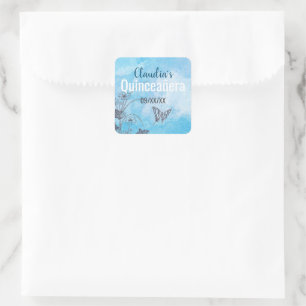 Silberschmetterling und Blume auf blauem Quinceane Quadratischer Aufkleber