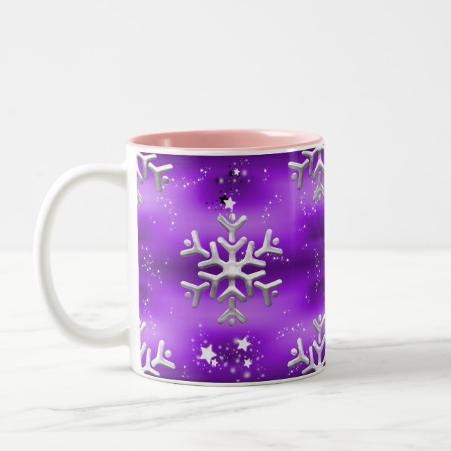Silberschneeflocken an Lila Weihnachten Zweifarbige Tasse (Links)
