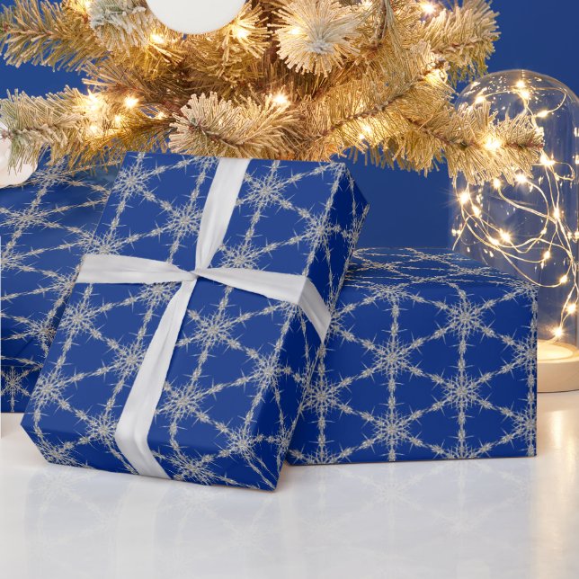 Silberschneeflocken auf blau geschenkpapier (Feiertage)