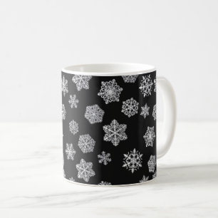 Silberschneeflocken auf schwarzem Hintergrund Tasse