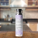 Silberviolett Glitzer Hochzeit Trinkflasche<br><div class="desc">Imitat silber aussehender Hintergrund mit Schurke,  Lavendelfarben und Imitat Glitzer Glitzern. Personalisieren und fügen Sie Ihre Namen und ein Datum. Schwarze Buchstaben.</div>