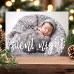 Silent Night Modern Christmas Baby Foto Feiertagskarte<br><div class="desc">Silent Night Modern Christmas Baby Foto Holiday Card. Personalisieren Sie dieses benutzerdefinierte Design mit Ihrem eigenen Foto,  Text und Farben.</div>