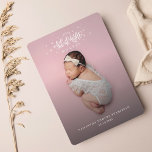 Silent Night Niedlich Christmas Baby Birth Foto Feiertagskarte<br><div class="desc">Unsere niedliche Weihnachts-Geburtskarte ist die perfekte Mischung aus Freude und Spaß, um in dieser Weihnachtszeit die schönste Weihnachtsausgabe zu verkünden! Diese Kreativkarte dient dazu, den Feiertagssjubeln zu verbreiten und Ihre spannenden Neuigkeiten mit Familie und Freunden zu teilen. Auf der Rückseite der Karte finden Sie einen anpassbaren Foto-Platz für den ersten...</div>