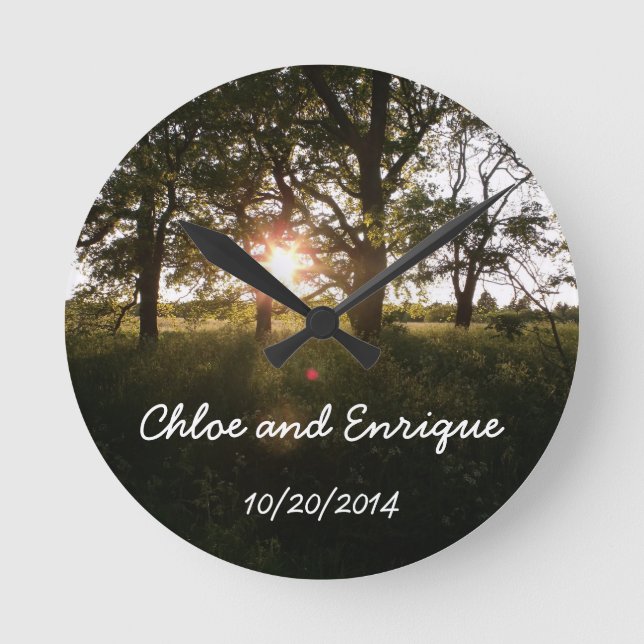 Silhouette-Bäume und Sonnenlicht personalisiertes Runde Wanduhr (Vorderseite)