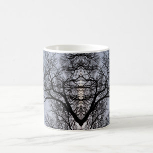 Silhouette Baummuster und blauer Himmel Tasse