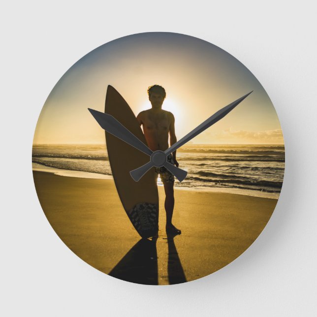 Silhouette bei Sonnenaufgang Runde Wanduhr (Vorderseite)