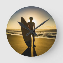 Silhouette bei Sonnenaufgang Runde Wanduhr