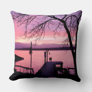 Silhouette Couple on Dock mit rosa Sunset Sky Kissen
