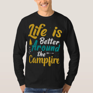 Silhouette der Berg- und Waldlandschaft T-Shirt