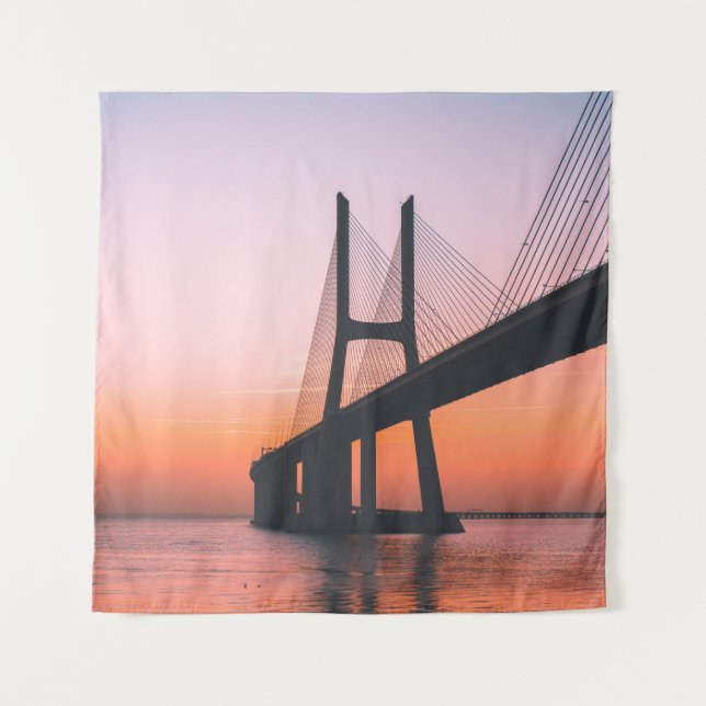 SILHOUETTE DER BRÜCKE UNTER KLAREM LUG WANDTEPPICH (Vorderseite)