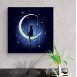 Silhouette der Katze, die vom Mond des Halbmondes  Leinwanddruck<br><div class="desc">Extra Groß (101.60cm x 101.60cm) Canvas Print Wandkunst. Eine Katze sitzt auf dem Halbmond umgeben von Sternen im schönen Mitternachtsblauen Himmel.</div>