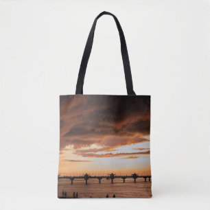 SILHOUETTE DER MENSCHEN AM STRAND WÄHREND DES SONN