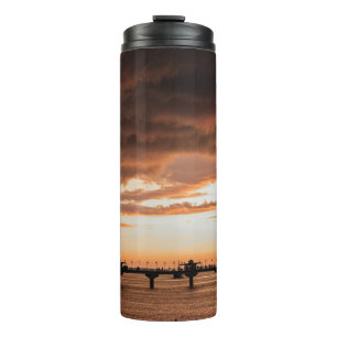 SILHOUETTE DER MENSCHEN AM STRAND WÄHREND DES SONN THERMOSBECHER
