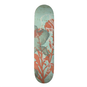 Silhouette der roten Blumen auf aquamarinem Skateboard