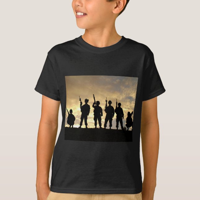 Silhouette der Soldaten in der 101. im Flugzeug T-Shirt (Vorderseite)