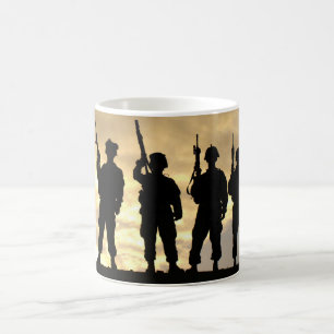 Silhouette der Soldaten in der 101. im Flugzeug Tasse