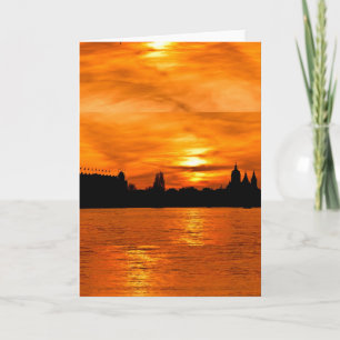Silhouette der Stadt bei Sonnenuntergang Karte