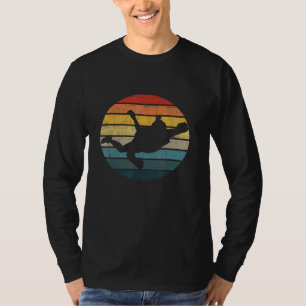 Silhouette des Basispringens auf einem gebeutelten T-Shirt