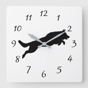 Silhouette des deutschen Schäferhundes Jumping Quadratische Wanduhr