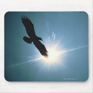 Silhouette des Fliegens des kahlen Adlers im Mousepad