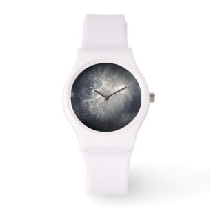 Silhouette des Menschen und des Zuges im Regen Armbanduhr