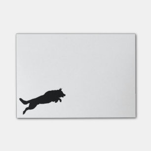 Silhouette des Schäferhund-Hundes, der vorbei Post-it Klebezettel