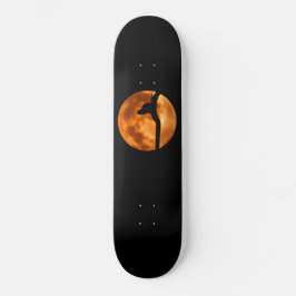 Silhouette einer Schwarzen Katze in einem Baumskat Skateboard