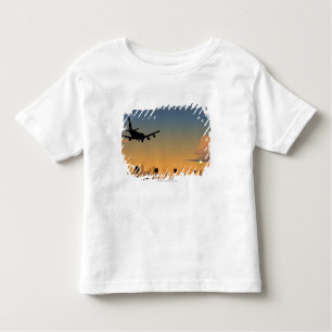 Silhouette eines Flugzeuges im Flug Kleinkind T-shirt
