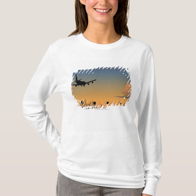 Silhouette eines Flugzeuges im Flug T-Shirt (Vorderseite)