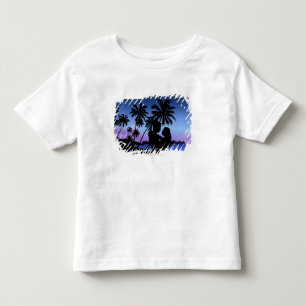 Silhouette eines Paares, das auf dem Strand umfaß Kleinkind T-shirt