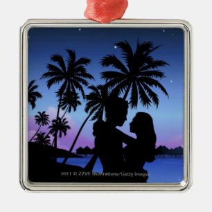 Silhouette eines Paares, das auf dem Strand umfaß Silbernes Ornament