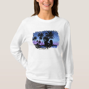 Silhouette eines Paares, das auf dem Strand umfaß T-Shirt