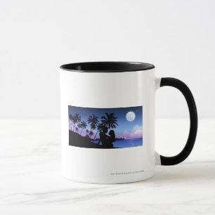 Silhouette eines Paares, das auf dem Strand umfaß Tasse