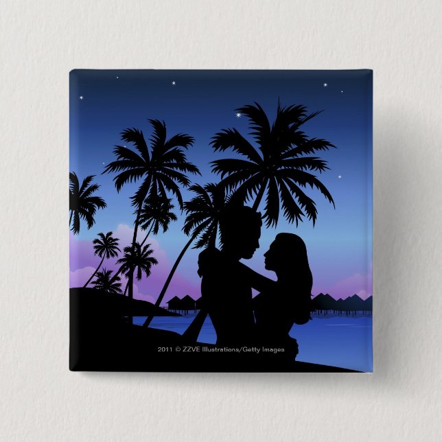 Silhouette eines Paares, das auf dem Strand umfaßt Button (Vorderseite)
