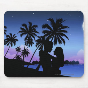 Silhouette eines Paares, das auf dem Strand umfaßt Mousepad