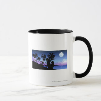 Silhouette eines Paares, das auf dem Strand umfaßt Tasse