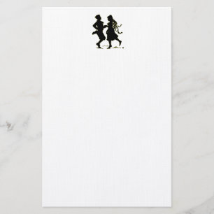 Silhouette eines Paares, das eine Spannvorrichtung Briefpapier