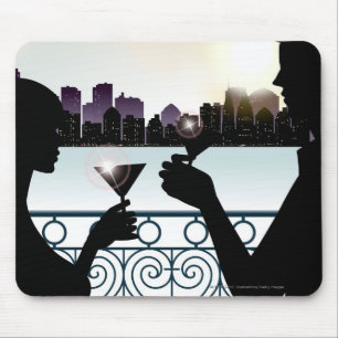 Silhouette eines Paares, das Martini-Gläser röst Mousepad