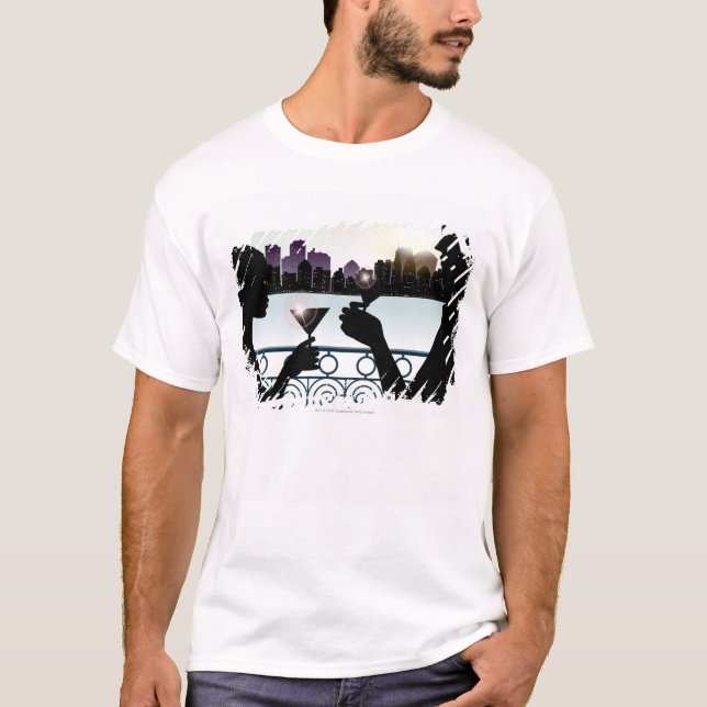 Silhouette eines Paares, das Martini-Gläser röstet T-Shirt (Vorderseite)