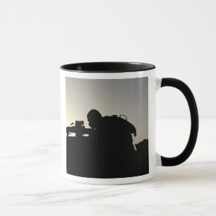Silhouette eines Squad-Schusswaffenspielers Tasse