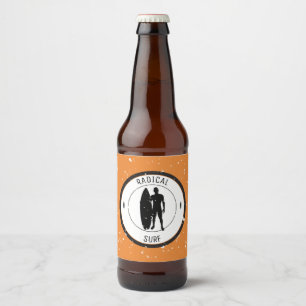 Silhouette eines Surfers und Surfbrettes Bierflaschenetikett