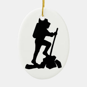 Silhouette eines Wanderers, der oben einen Berg Keramik Ornament