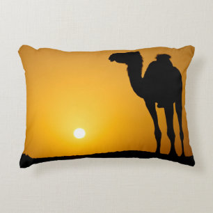 Silhouette eines wilden Kamels am Sonnenuntergang Zierkissen